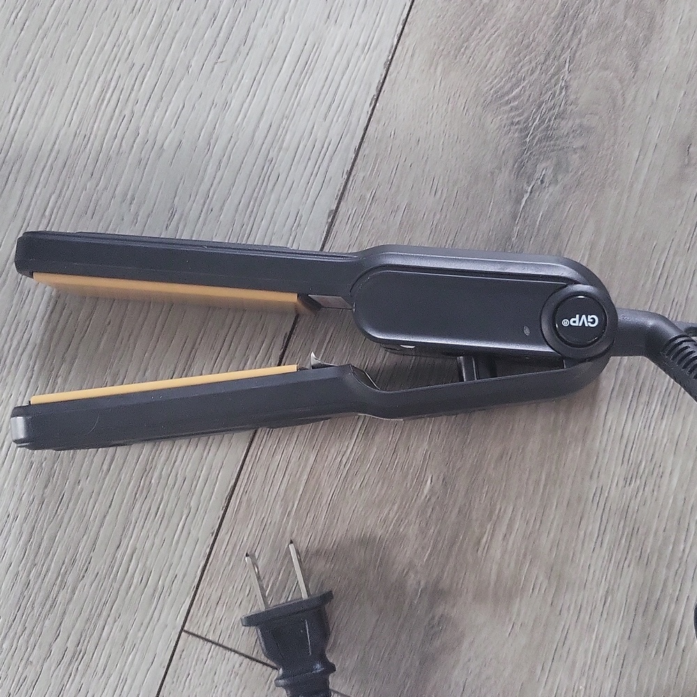 GVS l hair straightener l new l salon quality l Beauty